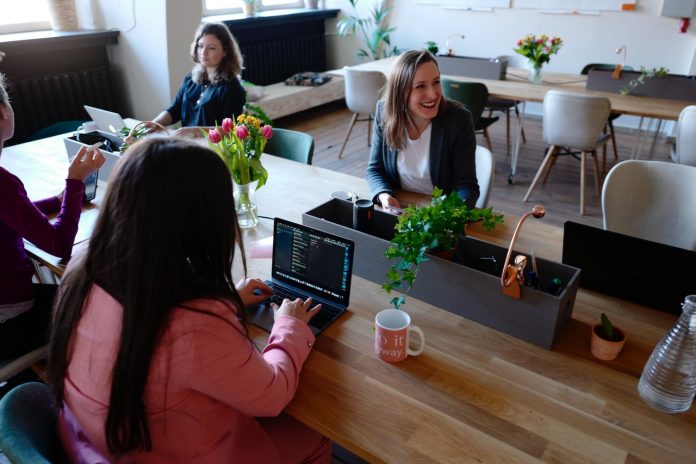 vrouwen werken samen op kantoor